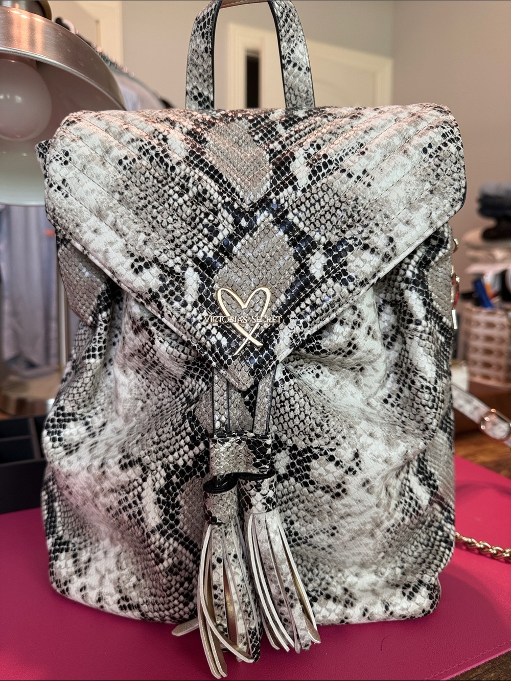 🖤VS Black & White Python Print Backpack/Purse
*NWOT Never used Gold Chain Accent